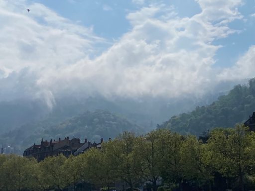 Wirre Wolkengebilde ergiessen sich über dem Königsstuhl