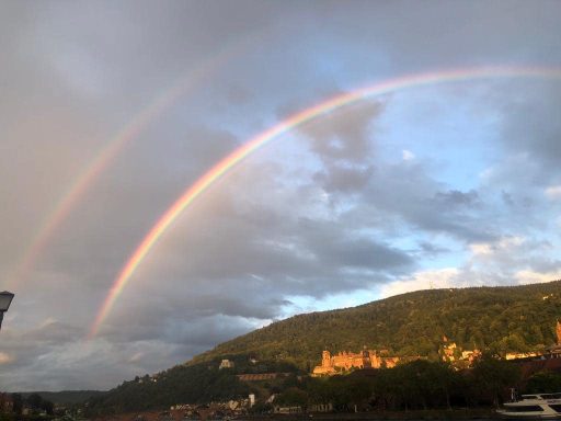 zweifacher Regenbogen, durch doppelte Lichtreflexion aussen vs. innen rot , vor fliehenden Wolken