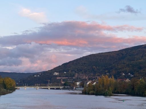 Wolkenstreifen am Abend, zur Herbstzeit , orange bis lila , in verschiedenen Tönungen