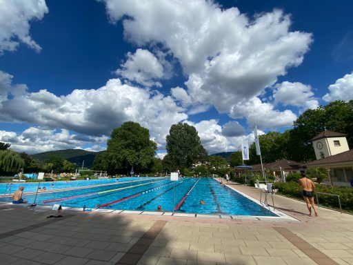 Thermalbad unter weisser sommerlicher Wolkenpracht