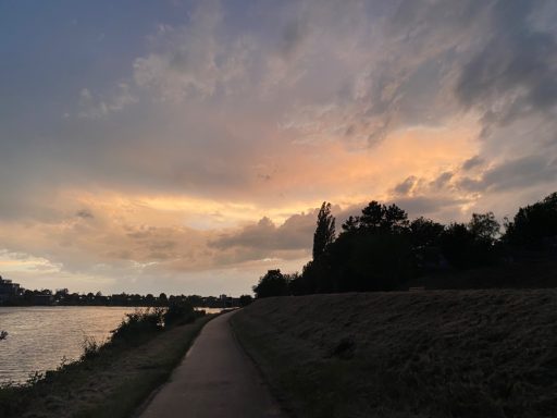 Es glüht und züngelt am Horizont