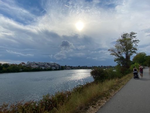 Heisser Sommertag...da hinten braut sich was zusammen