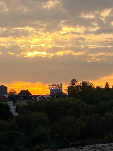 Feuer-und Lichtwellen hinter dem Heidelberger Energie -und Zukunftsspeicher