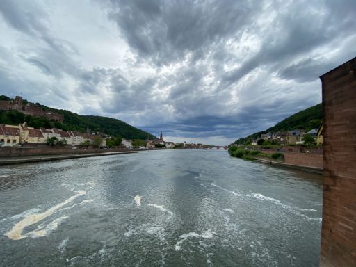 Zerlumpte Wolken über brackigem Neckarwasser